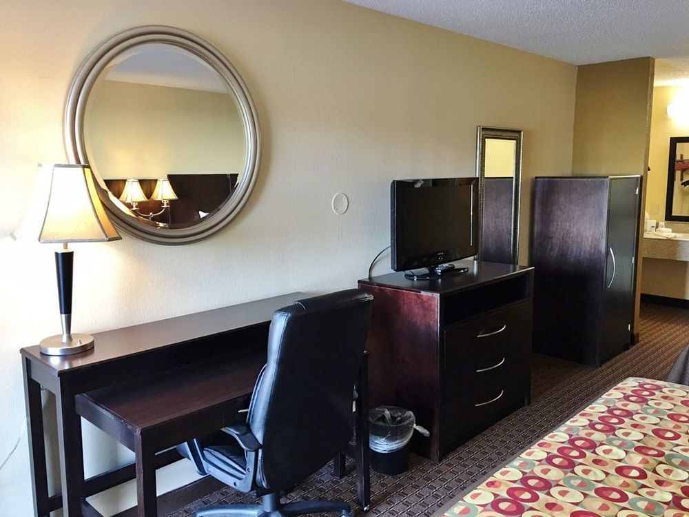 Americas Value Barnes Crossing Hotel