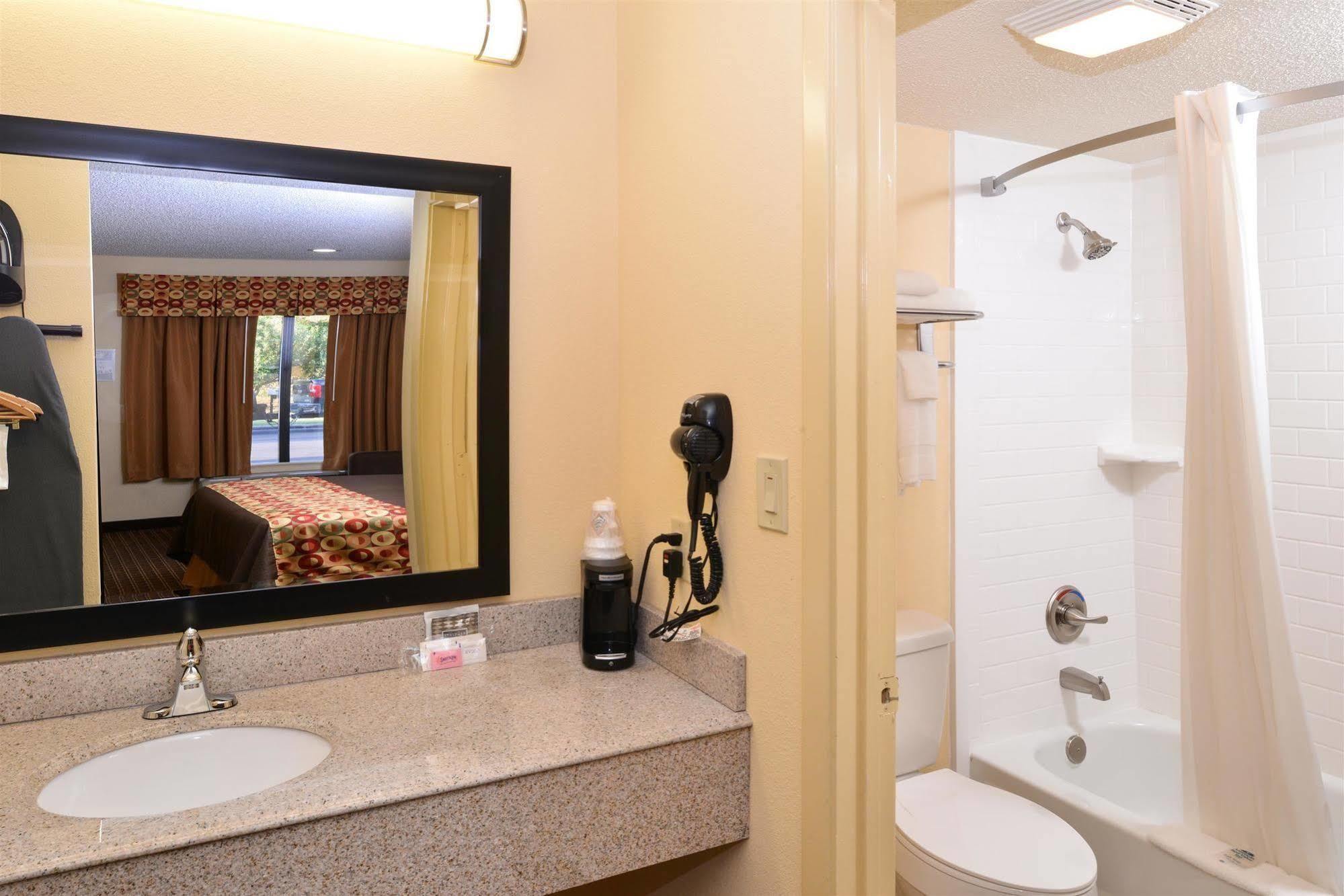 Americas Value Barnes Crossing 2*