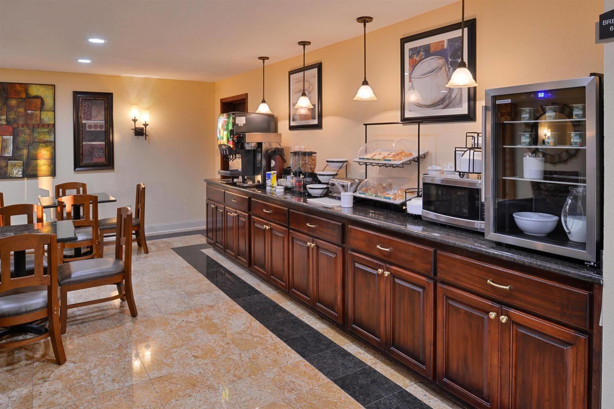 Americas Value Barnes Crossing Hotel 2*